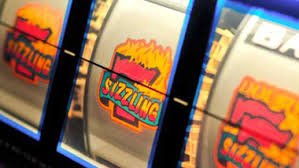 Pemain menikmati roulette live casino dengan interaksi dealer di lotus86
